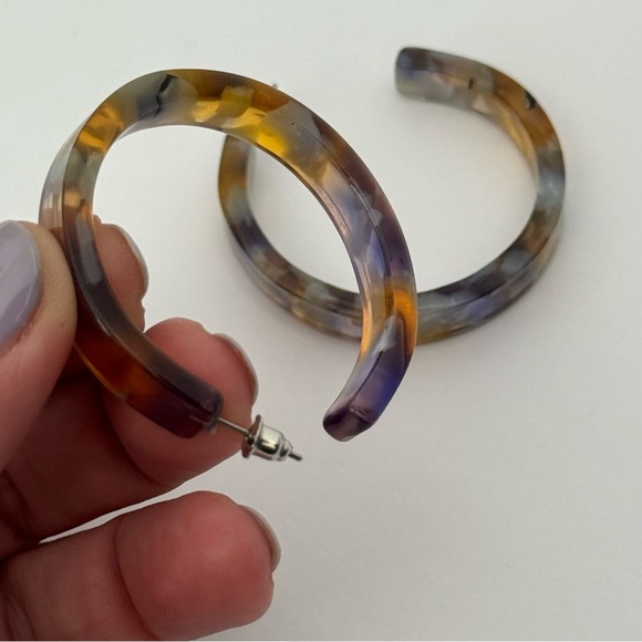 Plastic hoop earrings - Picture 3 of 3